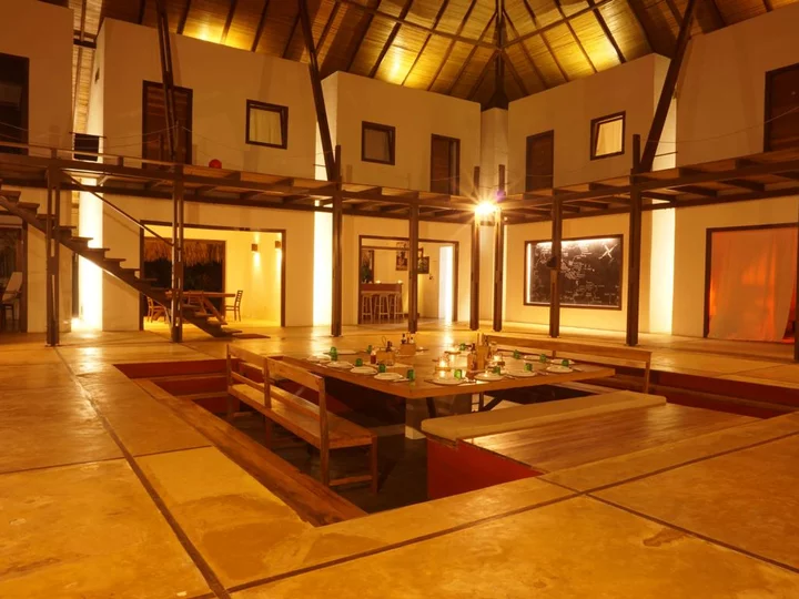 Coral Eye Resort, Bangka Island: Common room with dining table