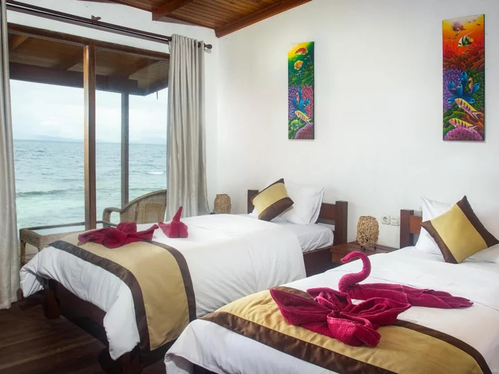  Molukken, Sali Bay Resort: Divers Lodge Doppelzimmer mit Meerblick