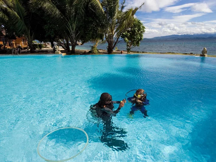 Diving lessons in pool, Gangga Island Resort & Spa
