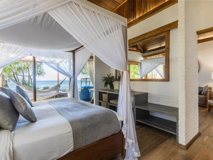 Luxury Beach Villa mit Ausblick aufs Meer im Siladen Resort & Spa, Nord-Sulawesi 