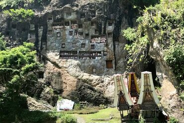 Sulawesi: Toraja Tau Tau Felsenbalkon