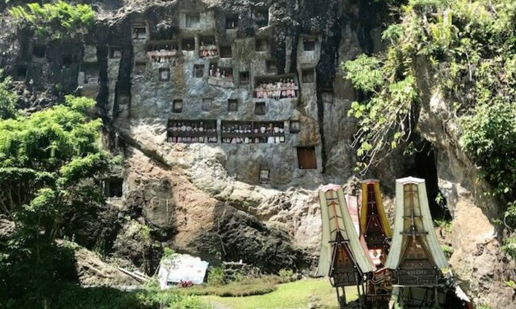  Sulawesi: Toraja Tau Tau Rock Balcony