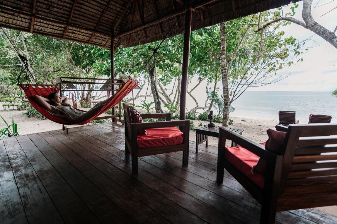 Indonesien, Raja Ampat Biodiversity Nature Resort: Relax Terrasse mit Meerblick