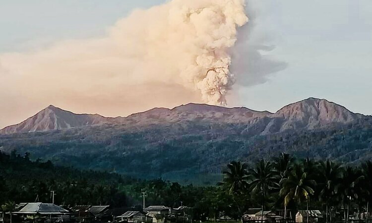 Molukken: Halmahera Bergpanorama mit Dukono Vulkan
