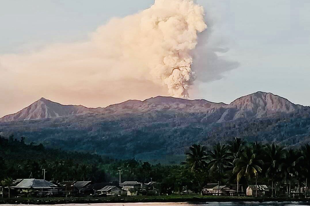 Molukken: Halmahera Bergpanorama mit Dukono Vulkan