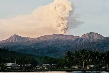 Indonesia, Moluccas: Dukono mountain panorama, Halmahera