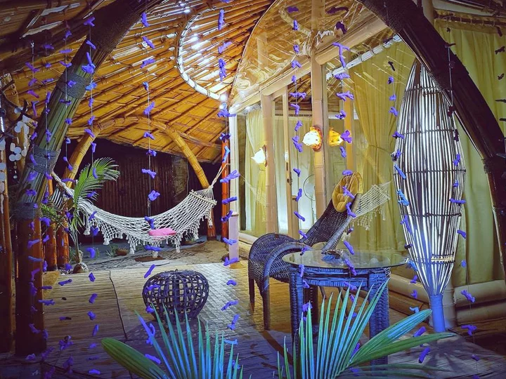 Beleuchtete Terrasse Beach Bungalow: Insel Flores, Coconut Garden Beach Resort 