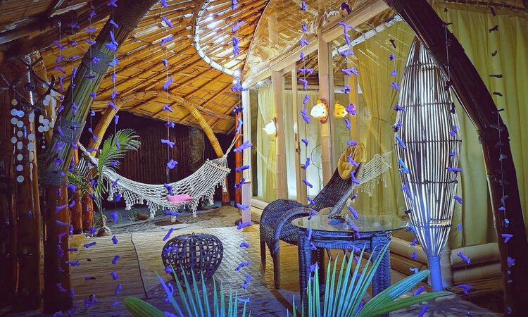 Beleuchtete Terrasse Beach Bungalow: Insel Flores, Coconut Garden Beach Resort 
