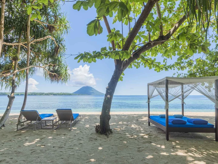  Siladen Resort & Spa, Sulawesi: Luxury Beach Villa with private sunbeds & sun loungers