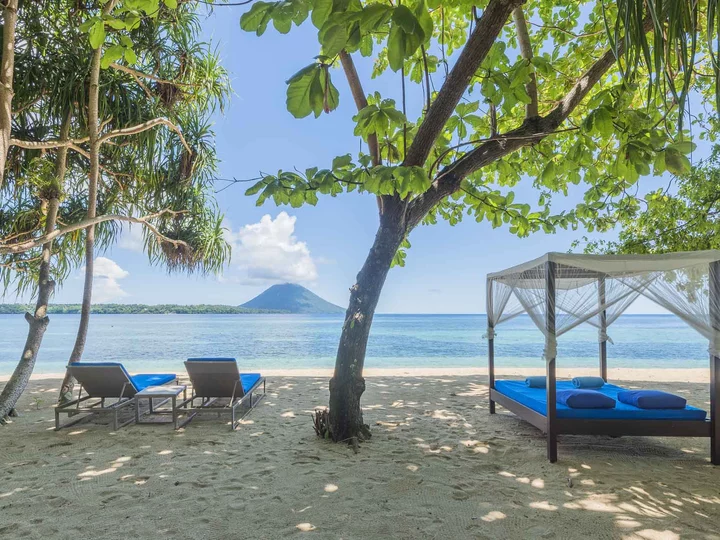 Siladen Resort & Spa, Sulawesi: Luxury Beach Villa mit eigenen Sunbeds & Sonnenliegen