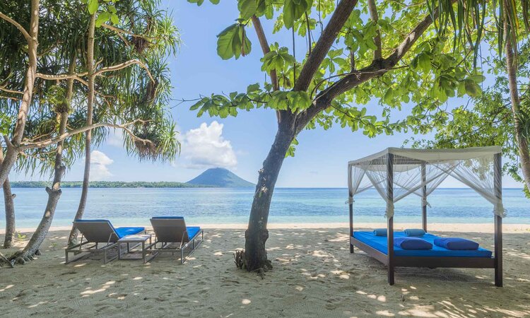 Siladen Resort & Spa, Sulawesi: Luxury Beach Villa mit eigenen Sunbeds & Sonnenliegen