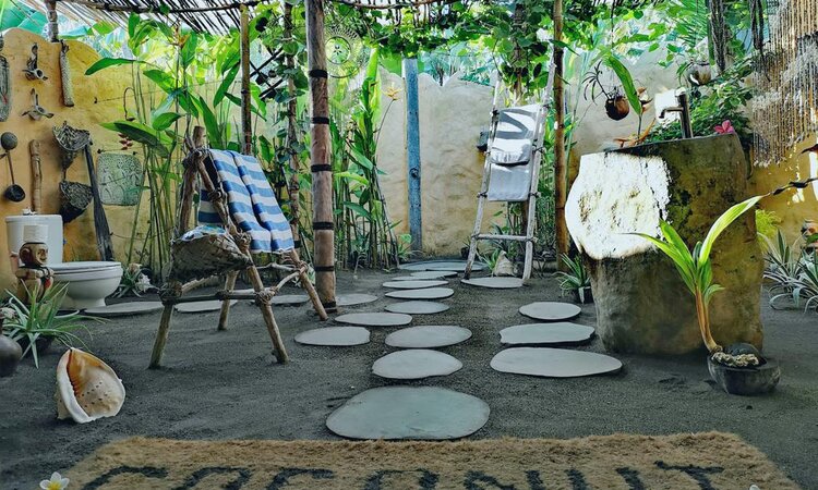 Dekoratives Badezimmer im Coconut Garden Beach Resort, Insel Flores, Indonesien