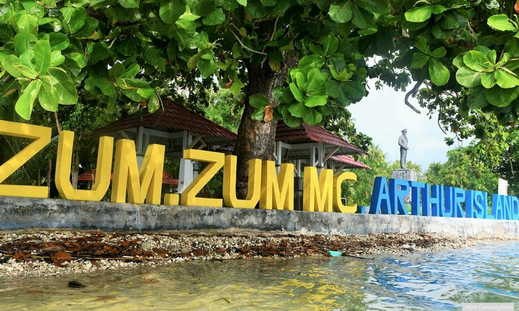 Molukken, Morotai: Insel Zumzum mit General McArthur Statue