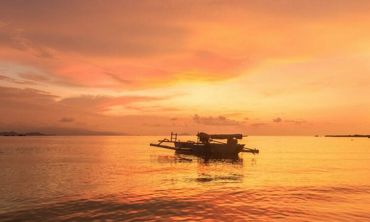 Saronde Island Resort, Sulawesi: Resort-Strand bei Sonnenuntergang