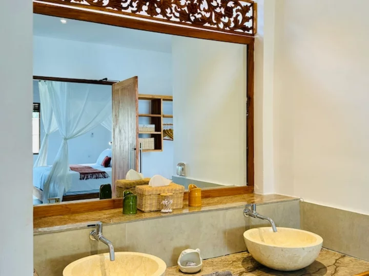 Bad im Deluxe Bungalow; Alor Tanapi Dive Resort, Indonesien