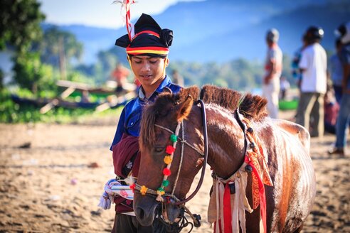 Pasola Festival Sumba: Festlich dekorierter Reiter mit Pferd