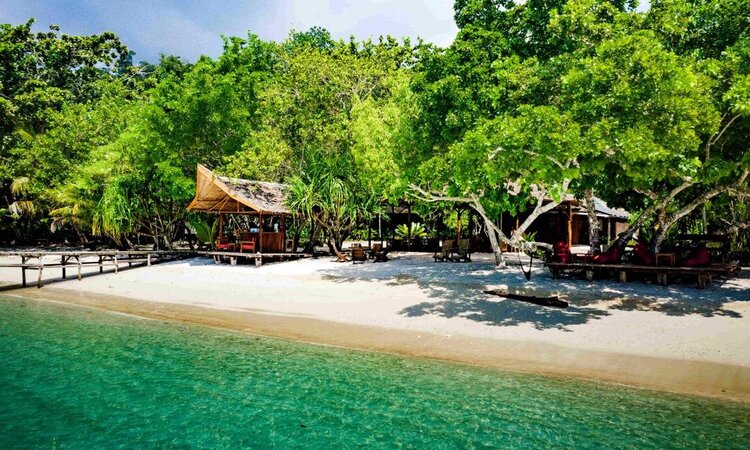 Raja Ampat Biodiversity Nature Resort:White sandy beach with relax areal