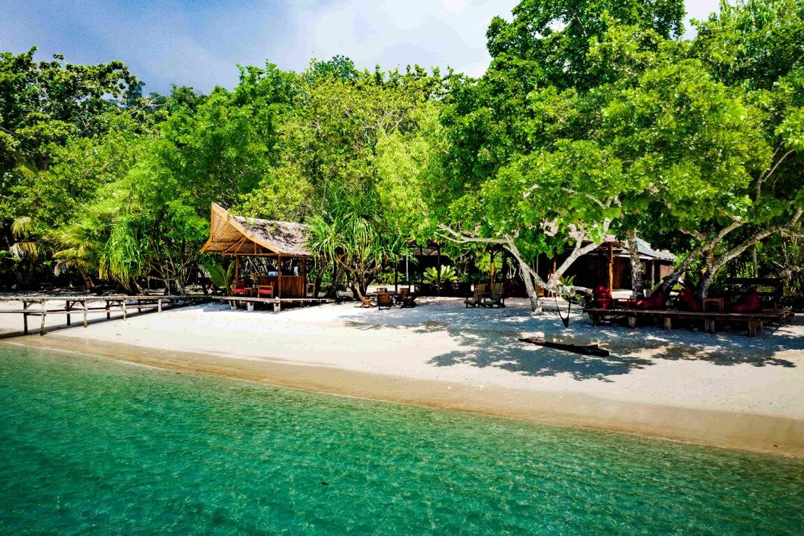 Raja Ampat Biodiversity Nature Resort:White sandy beach with relax areal