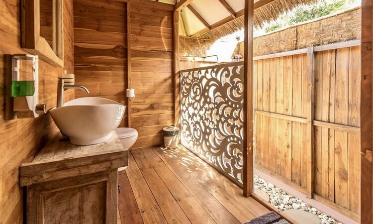  Beach Bungalow Bathroom: Kalimaya Dive Resort, Sumbawa Island