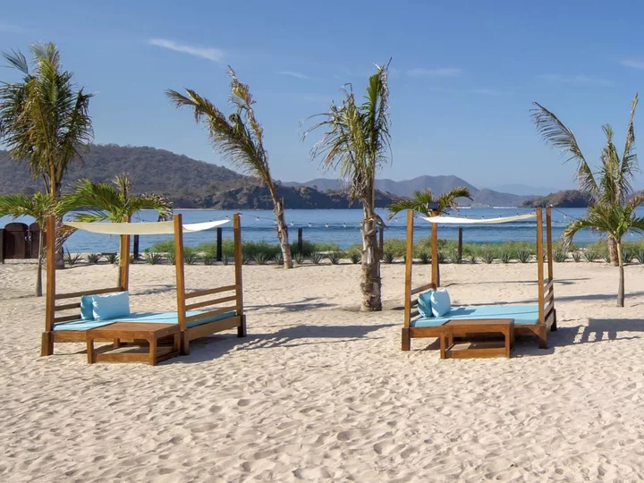 Strandbetten mit direktem Meerblick, Mocean Dive Resort, Insel Sumbawa