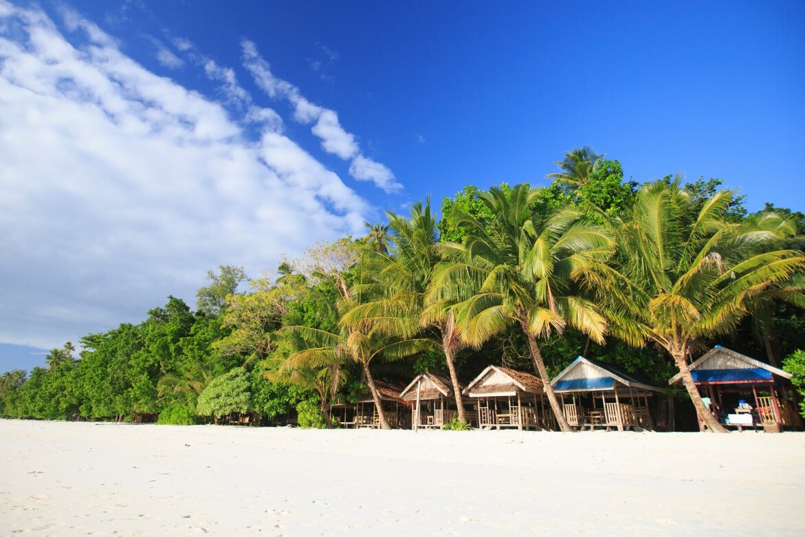 Indonesien, Molukken: Weißer Sandstrand mit Palmen