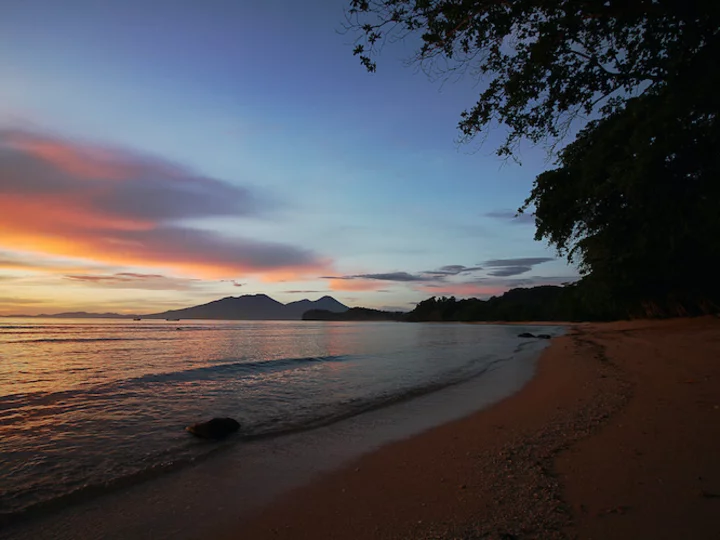 Sulawesi: Sunrise over Pulisan Jungle Beach Resort