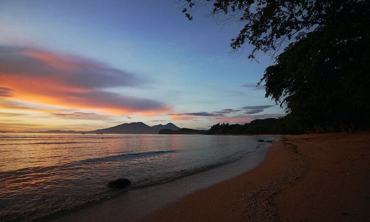 Sulawesi: Sunrise over Pulisan Jungle Beach Resort