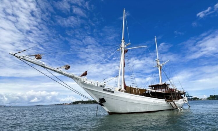 Segelboot Katharina unterwegs in Indonesien östlich der Wallace Line