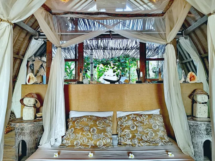  Coconut Garden Beach Resort, Insel Flores: Beach Cottage Innenansicht