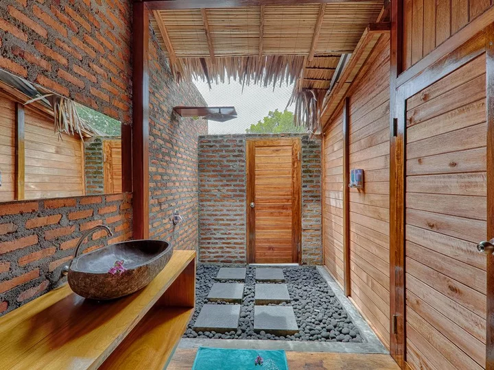  Sulawesi - Siladen Island, Kuda Laut Resort: Beach View Cottage Bathroom