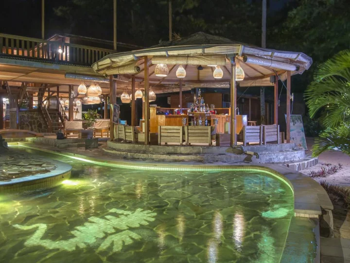 Kuda Laut Resort, Pool Bar - Siladen Island, Nord-Sulawesi