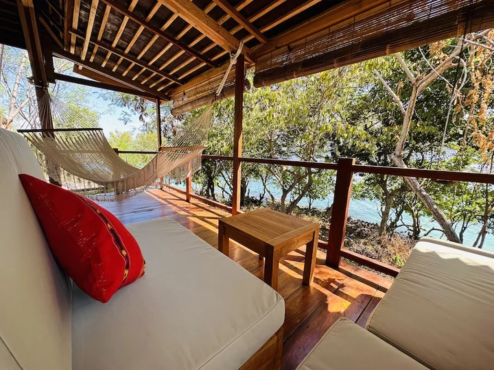 Alor Tanapi Dive Resort: Terrasse mit Hängematte, Standard Ocenview Bungalow
