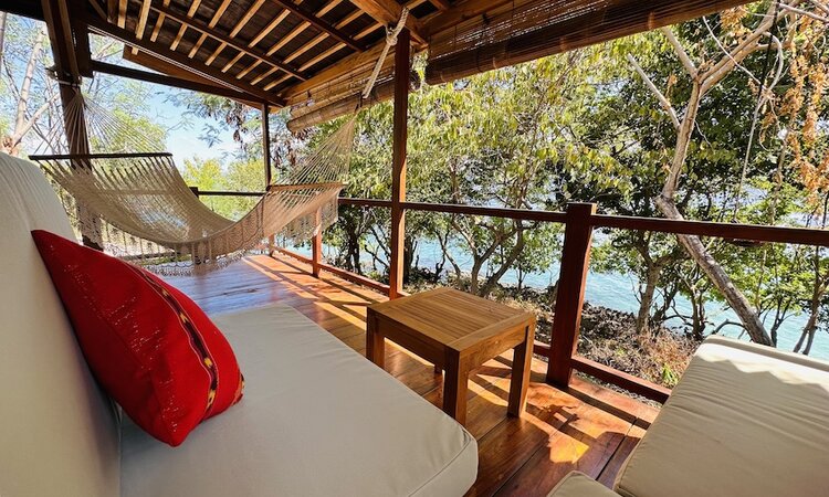 Alor Tanapi Dive Resort: Terrasse mit Hängematte, Standard Ocenview Bungalow