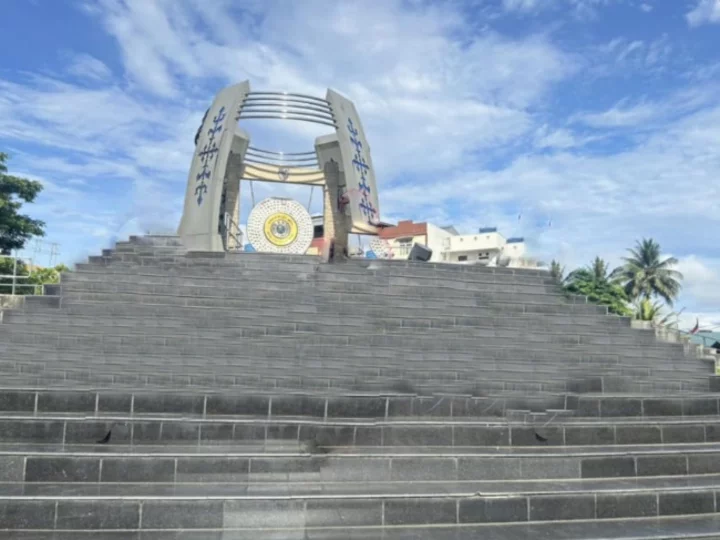 World Peace Gong auf der Insel Ambon, Indonesien
