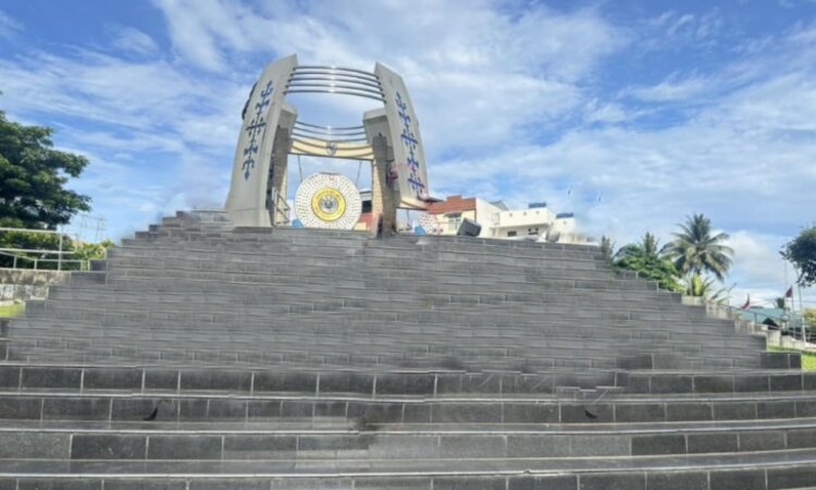 World Peace Gong auf der Insel Ambon, Indonesien