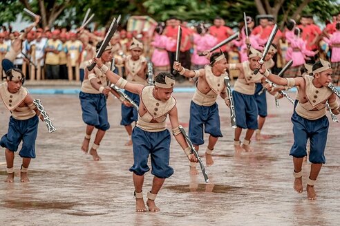 Molukken I Moluccas - Morotai Festival: Jungen führen Cakalele-Tanz auf I Boys perform Cakalele Dance 
