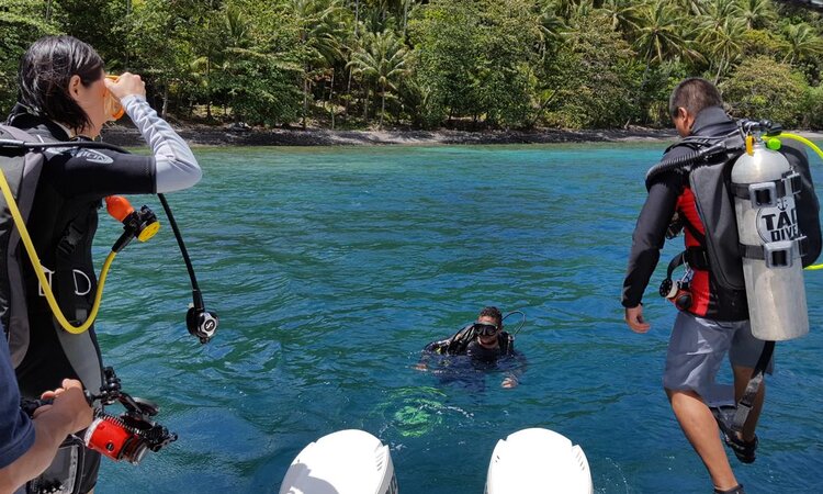  Dive into Lembeh Resort: Divers exploring dive spot