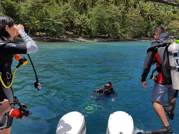  Dive into Lembeh Resort: Divers exploring dive spot