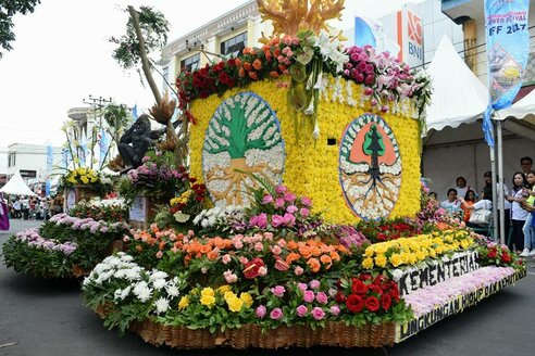 Tomohon Flower Festival: Blumenwagen Parade I Flower float parade