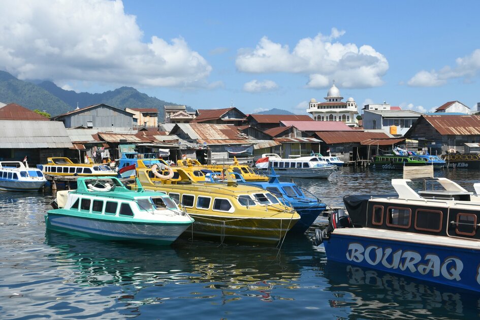 Molukken Gewürzinsel Halmahera: Speedboote im Hafen, Inter-Island-Transport auf den Molukken