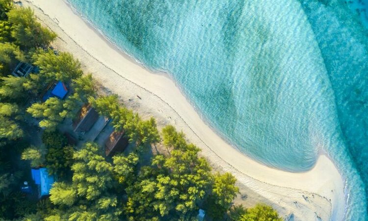 Saronde Island Resort, Sulawesi: Resort-Sandstrand mit Boot