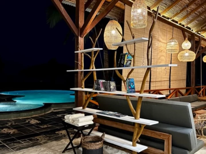 Metita Beach & Dive Resort, Morotai: Bar & Pool by Night