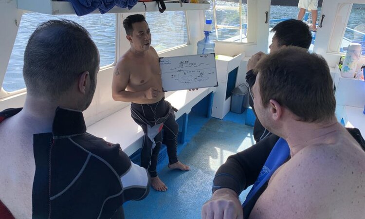 Sulawesi: White Sands Beach Resort Lembeh - Diving briefing
