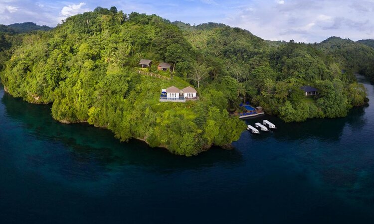 Ikonischer Panoramablick auf das Lembeh Resort - Sulawesi, Lembeh Straits
