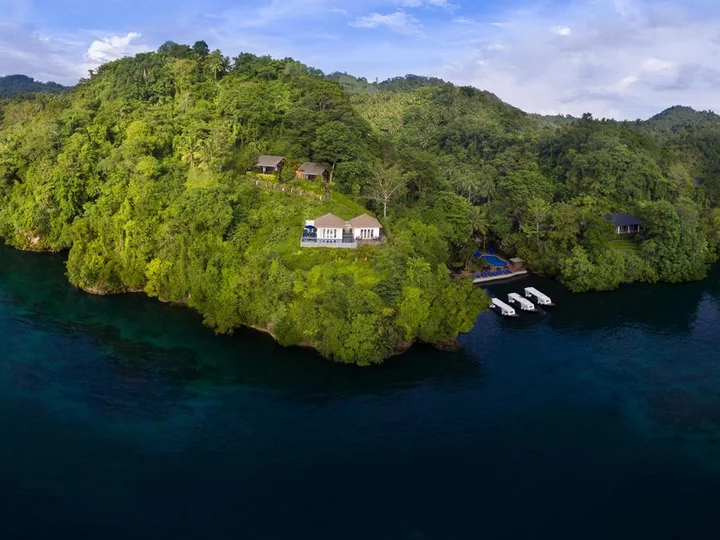 Ikonischer Panoramablick auf das Lembeh Resort - Sulawesi, Lembeh Straits