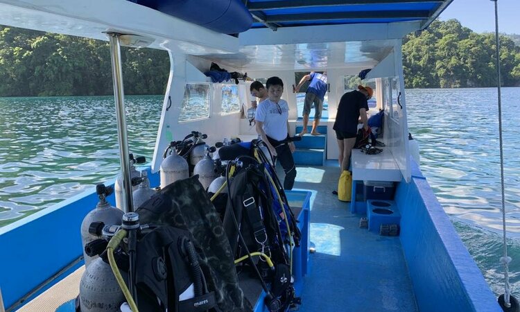 Sulawesi: White Sands Beach Resort Lembeh - Tauchboot mit Ausrüstung