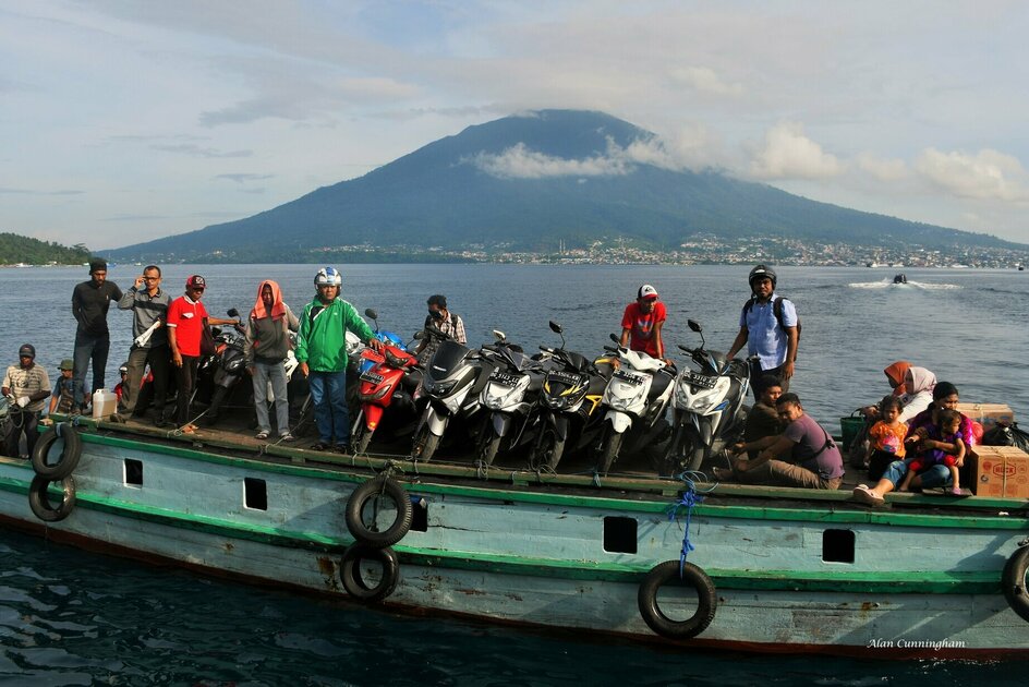 Molukken Gewürzinsel Tidore: Mopedtransport per Boot
