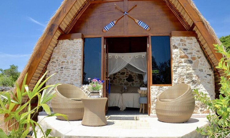 Bungalow mit Terrasse und Innenansicht, Eco Resort Sumba Dream, Insel Sumba