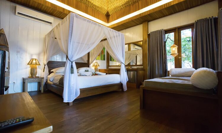 Sulawesi, Dive into Lembeh Resort: Bungalow interior view