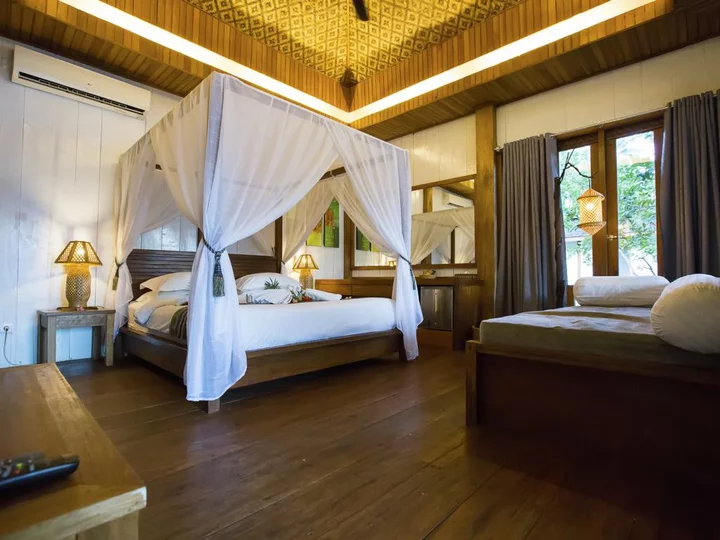Sulawesi, Dive into Lembeh Resort: Bungalow interior view